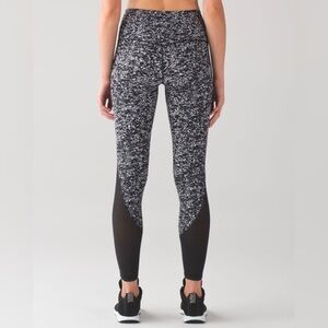 Lululemon Deep Breath Tight size 6
Iced Wave White Black